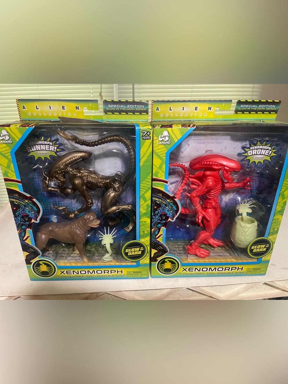 2 XENOMORPH Special Edition Glow in the Dark Figures Drone Runner NEW